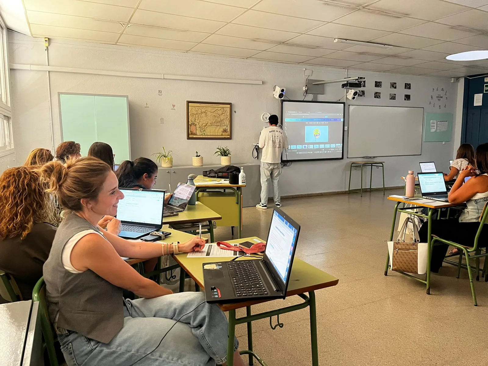 Jaime durante una sesión de formación en el aula