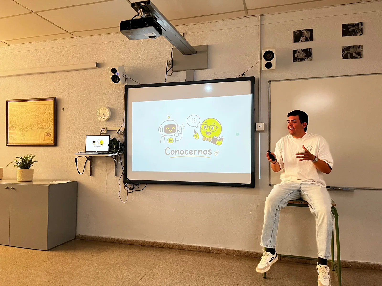 Jaime explicando durante un taller de inteligencia artificial